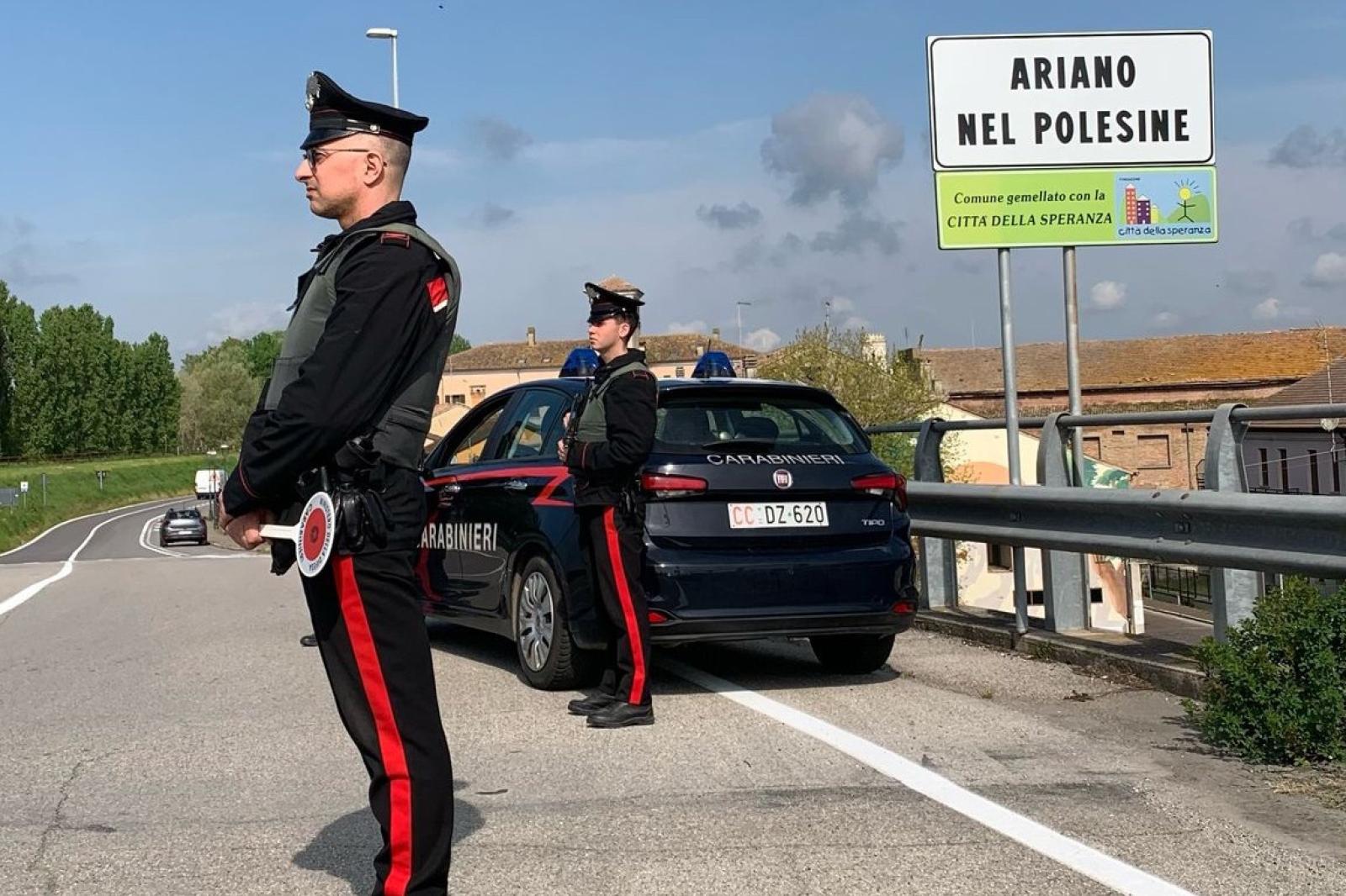 Armata di catena, semina il panico in negozio