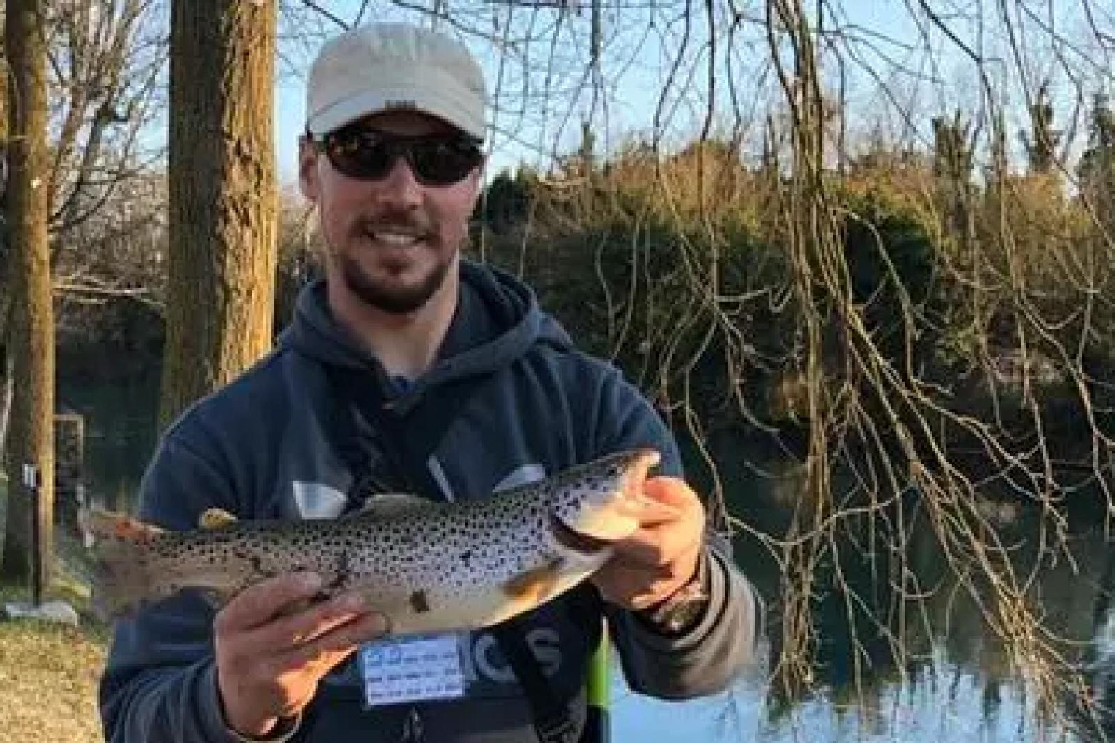 Pietro muore travolto da un albero mentre pesca