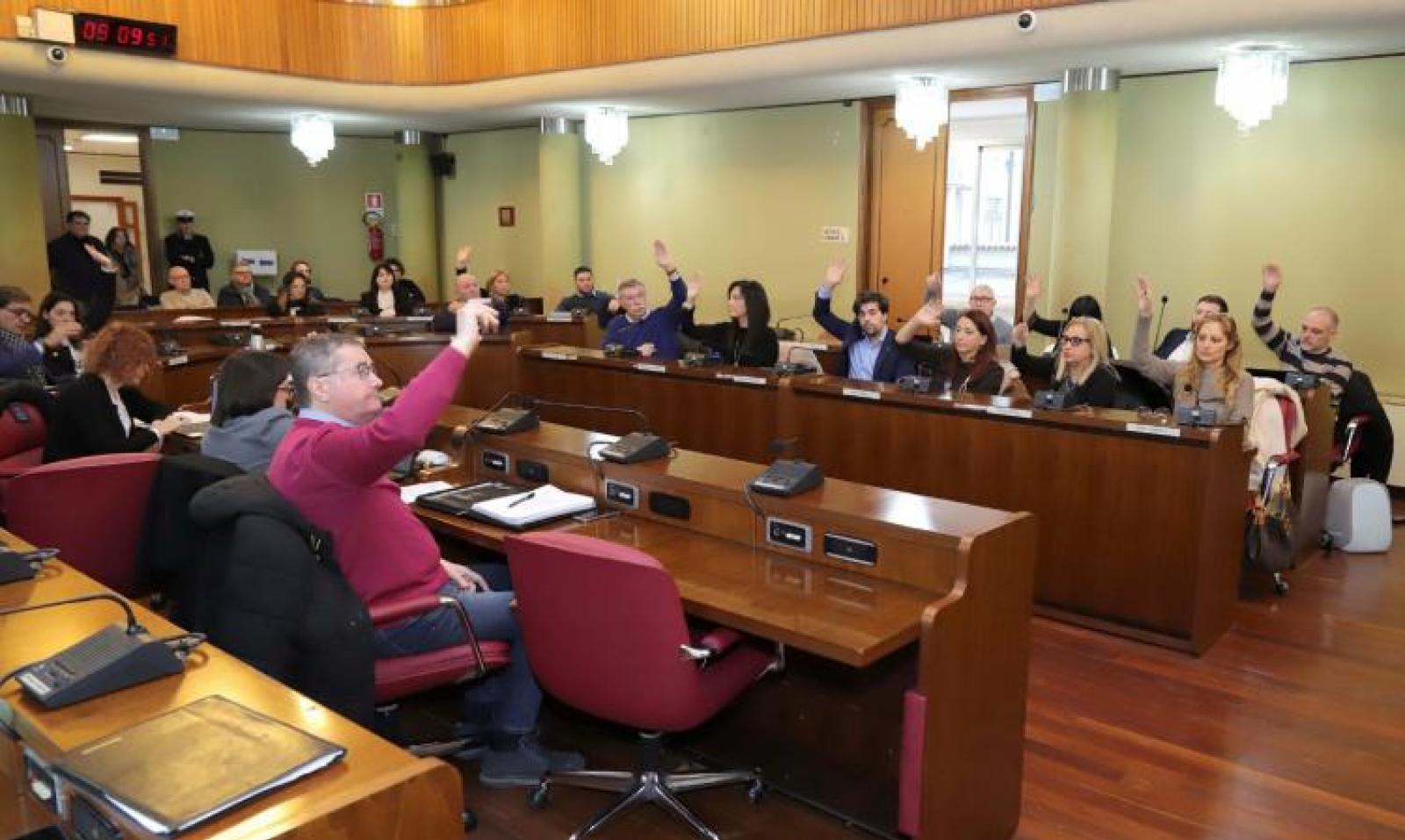 Minorile, la sommossa in consiglio