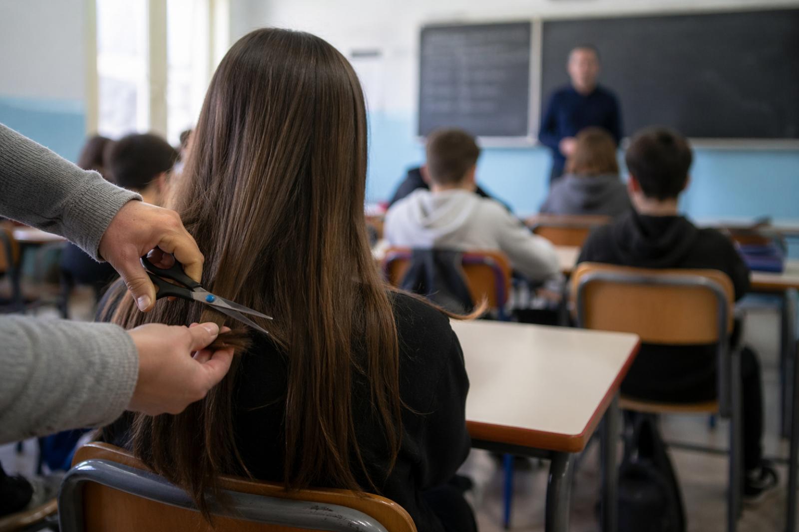 Tagli i capelli a due studentesse, prof sospesa