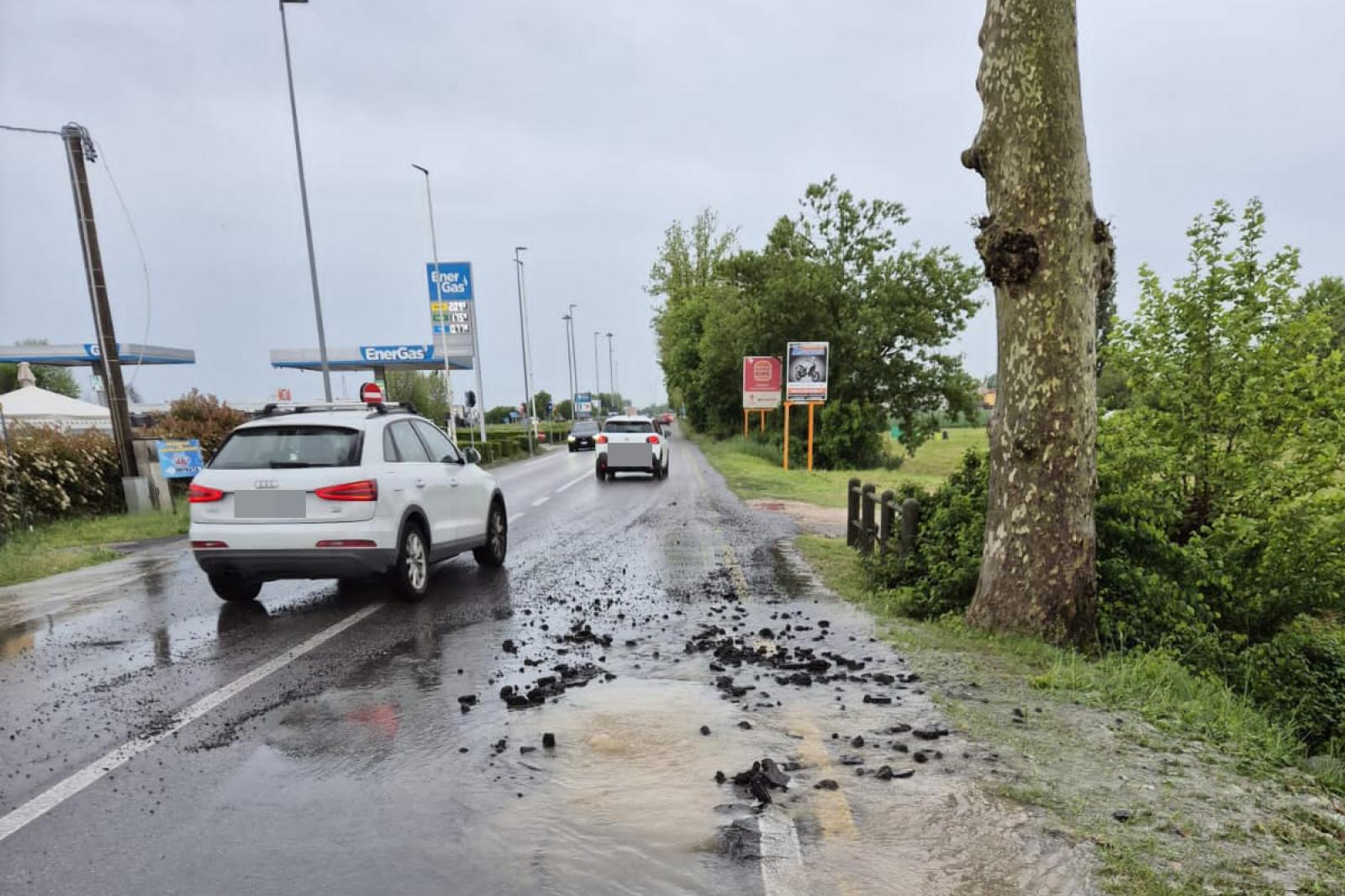 Buche e acqua, strada chiusa