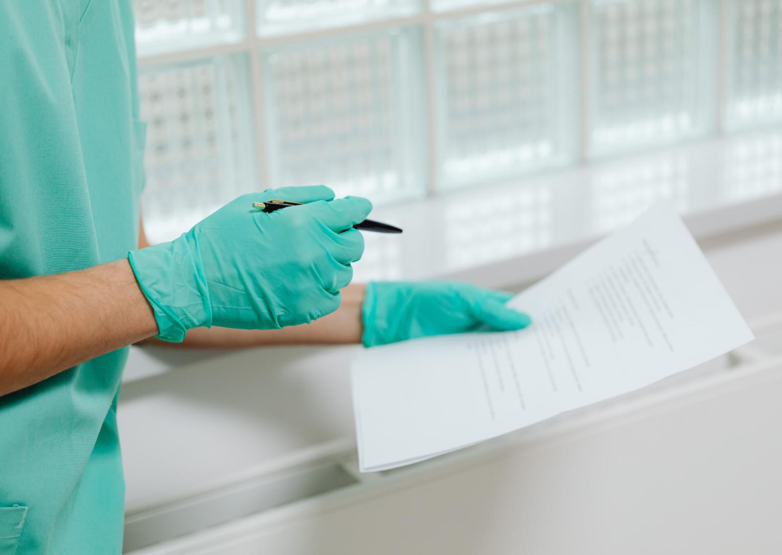 Medici in servizio oltre i 70 anni, scoppia il caso