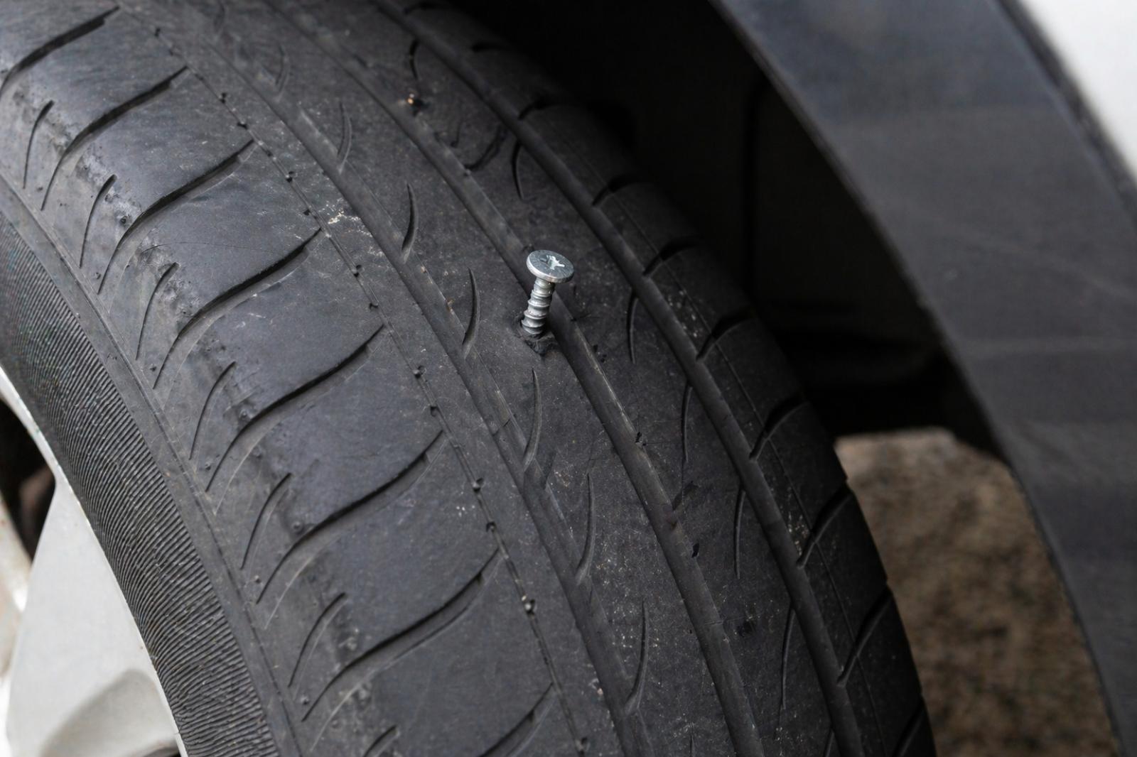 La rotatoria fa strage di pneumatici