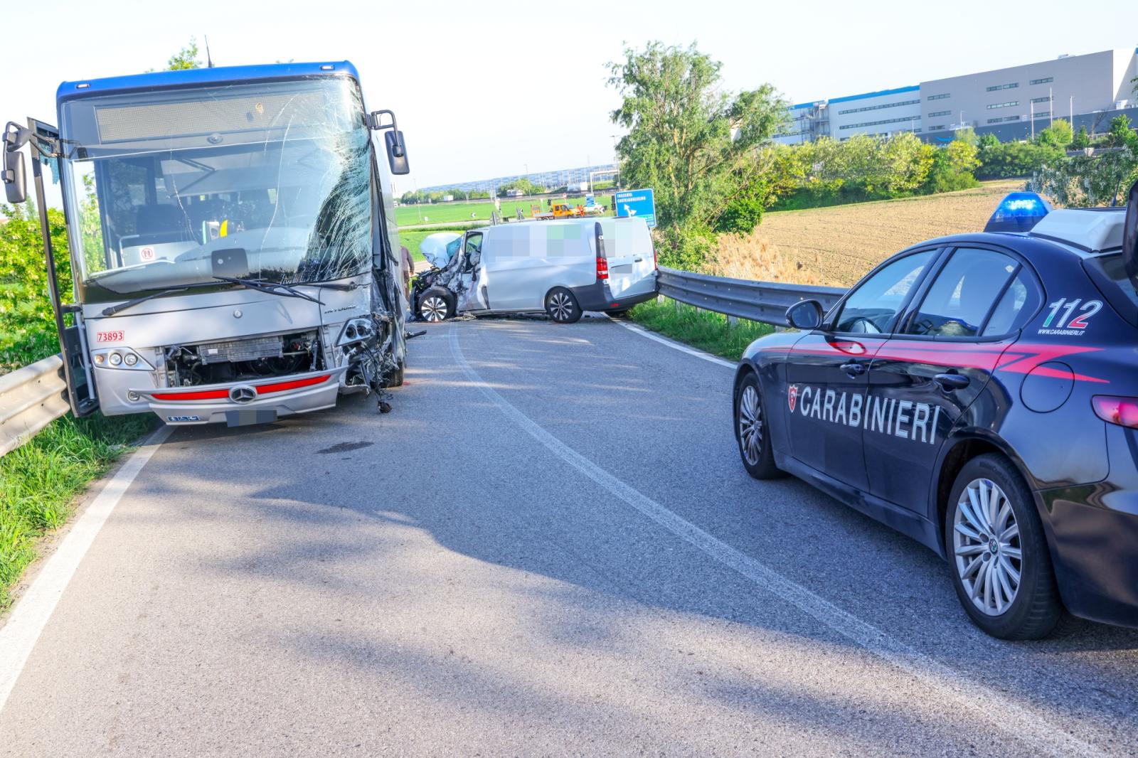 Mezzi distrutti e cavalcavia chiuso