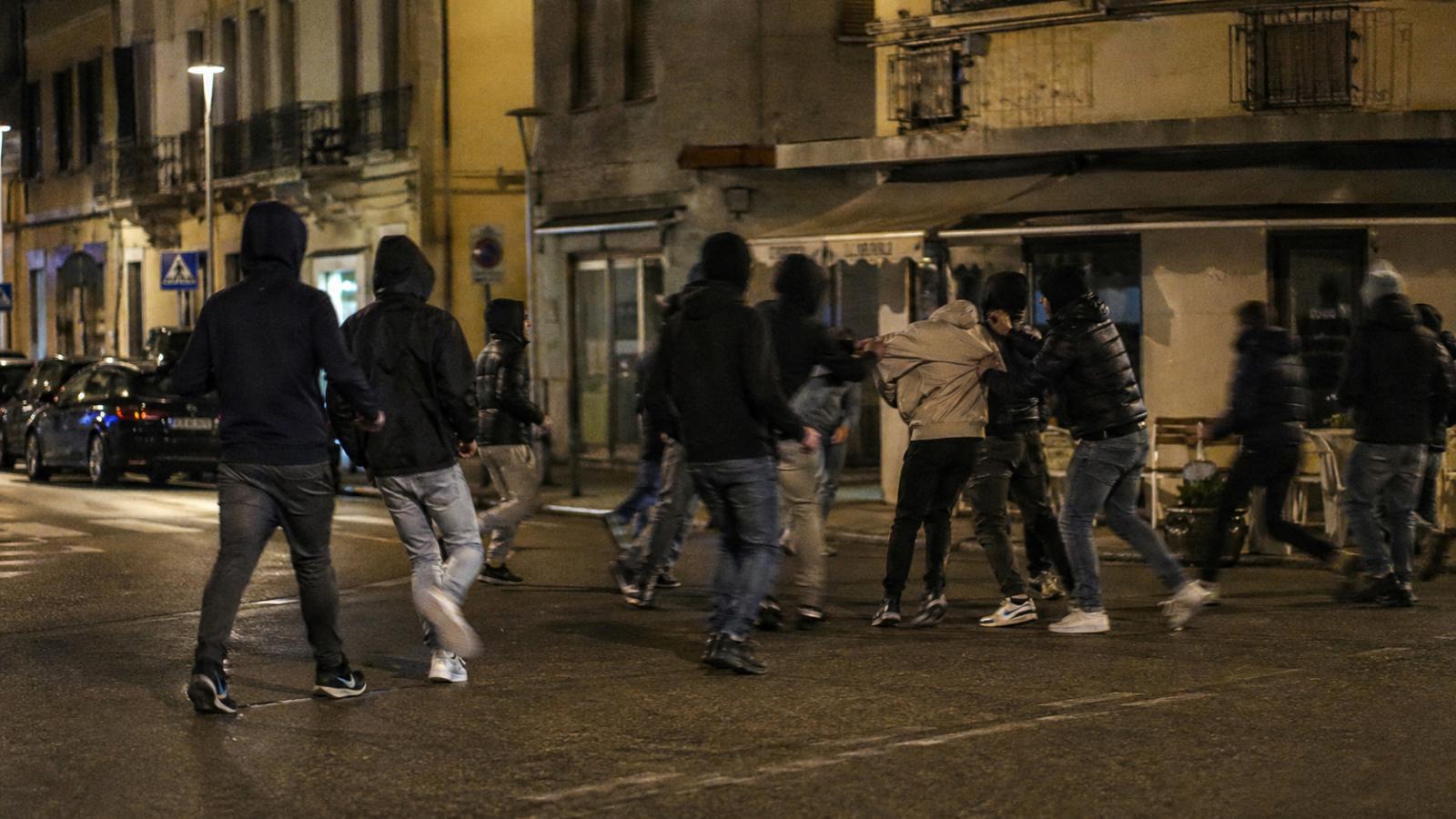 Scontro tra baby gang, due feriti: uno grave