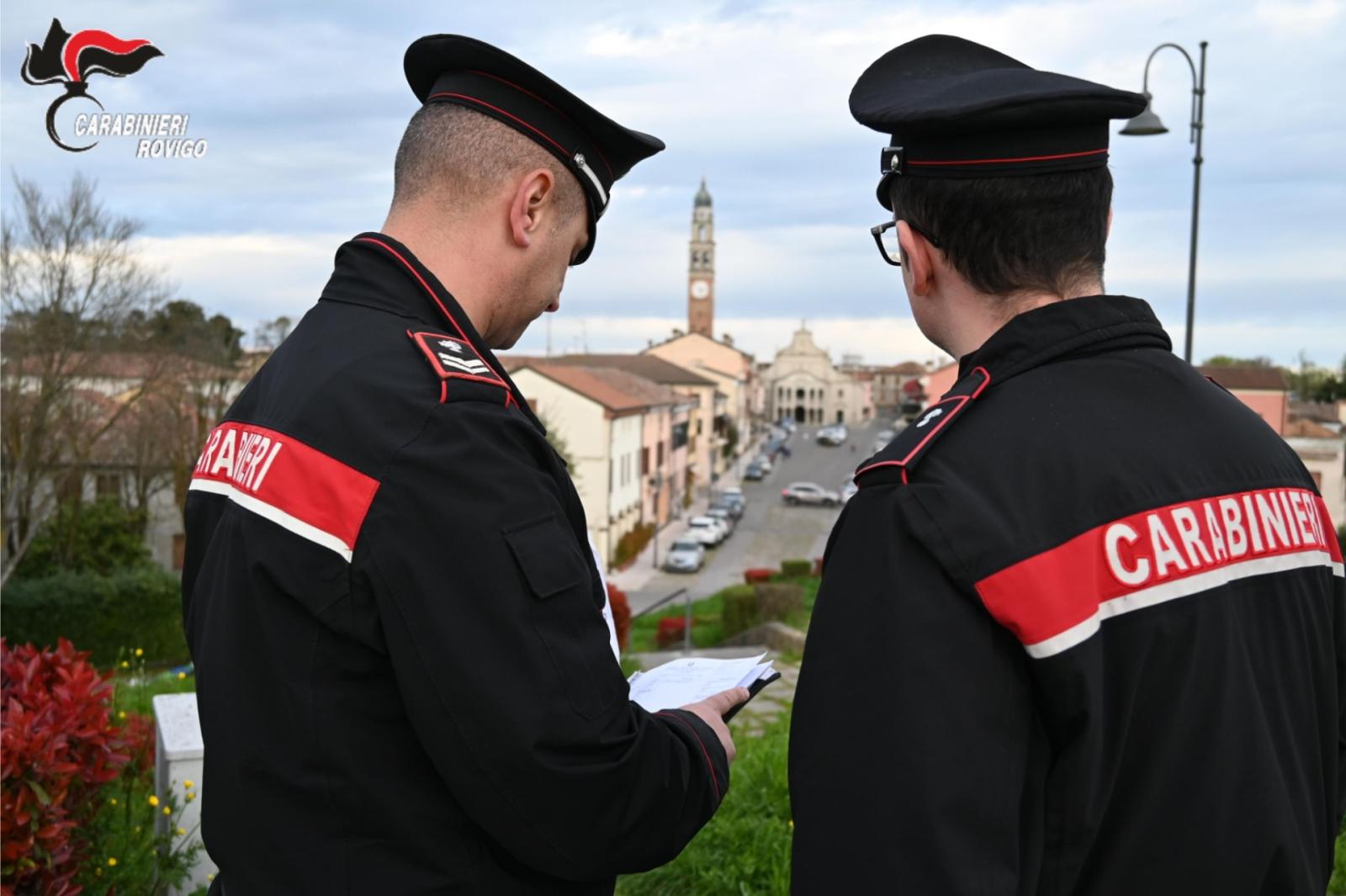 Follia alla fiera, baby gang assedia uno stand