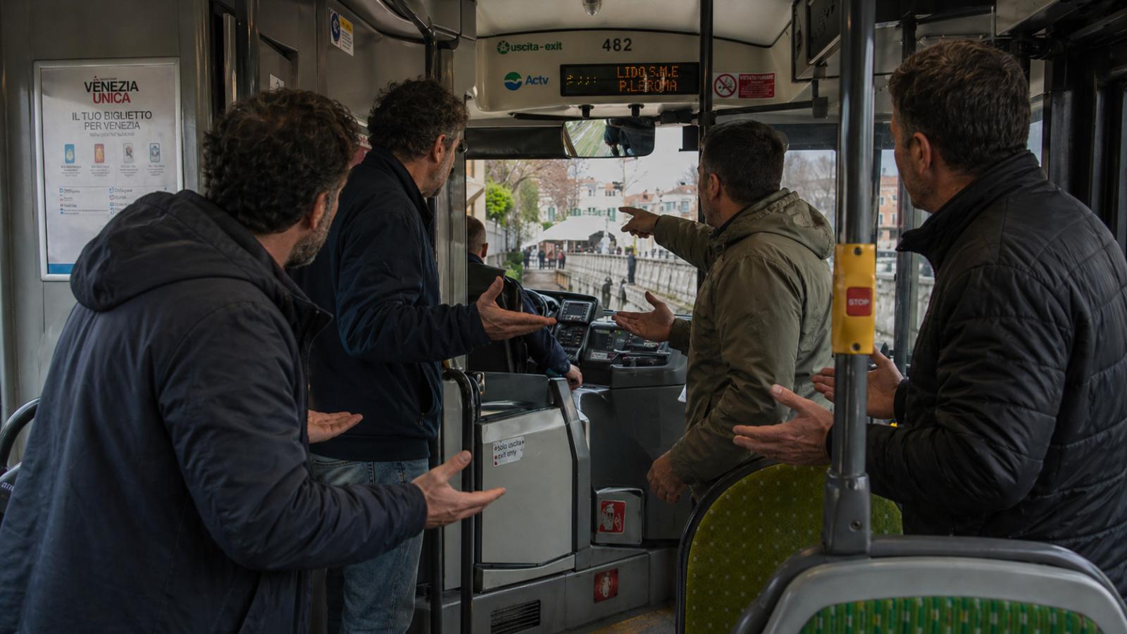 &ldquo;Scendete subito.&rdquo; La corsa della linea 7 si ferma: rissa a bordo, autista minacciato con un coltello