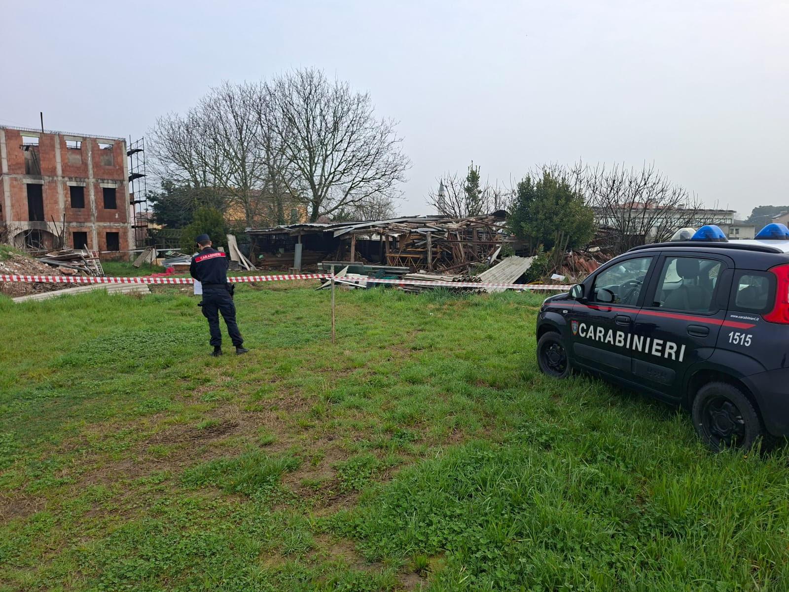 Sversano rifiuti pericolosi vicino a un rudere, denunciati