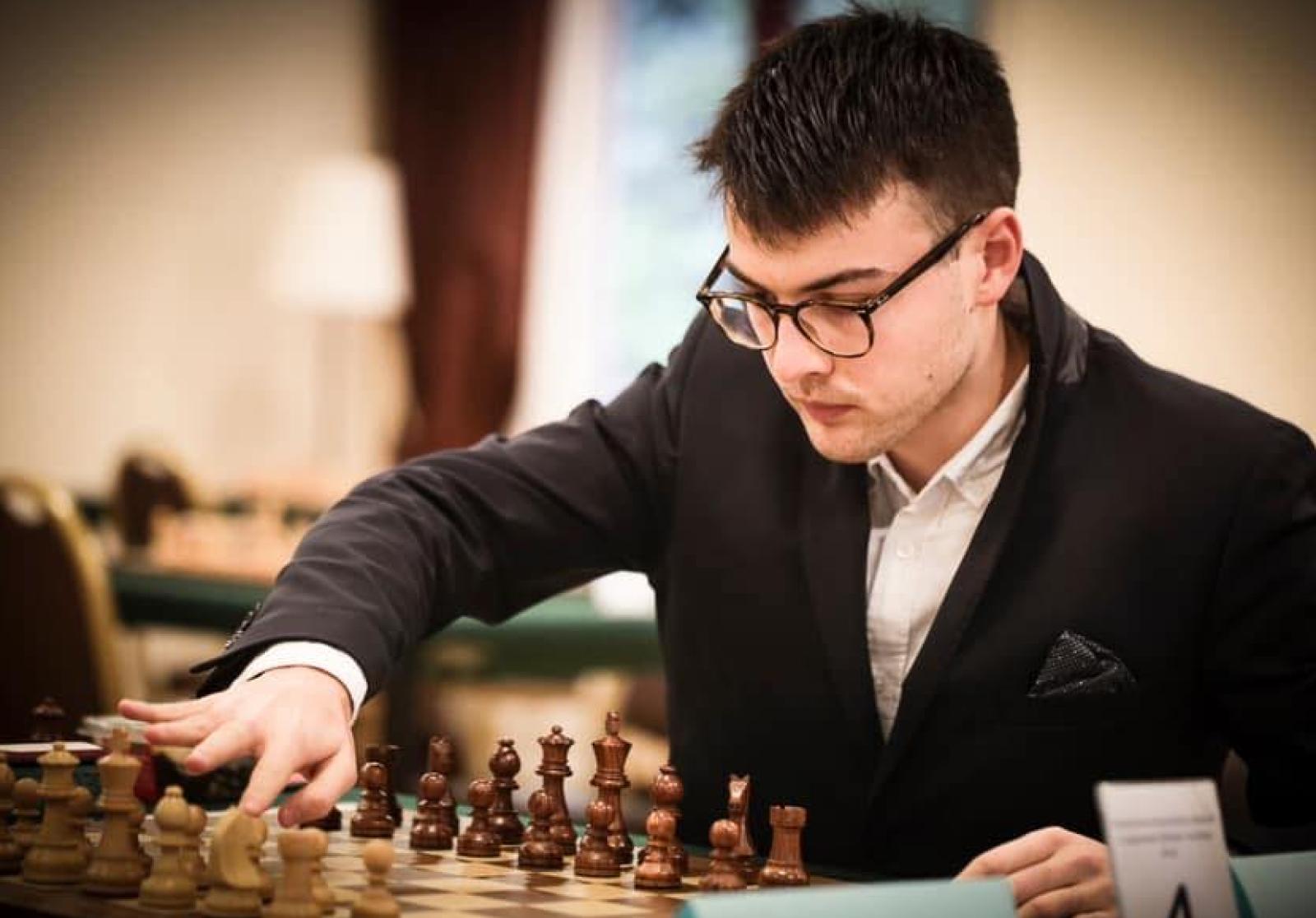 Lodici sfida 30 scacchisti in piazza