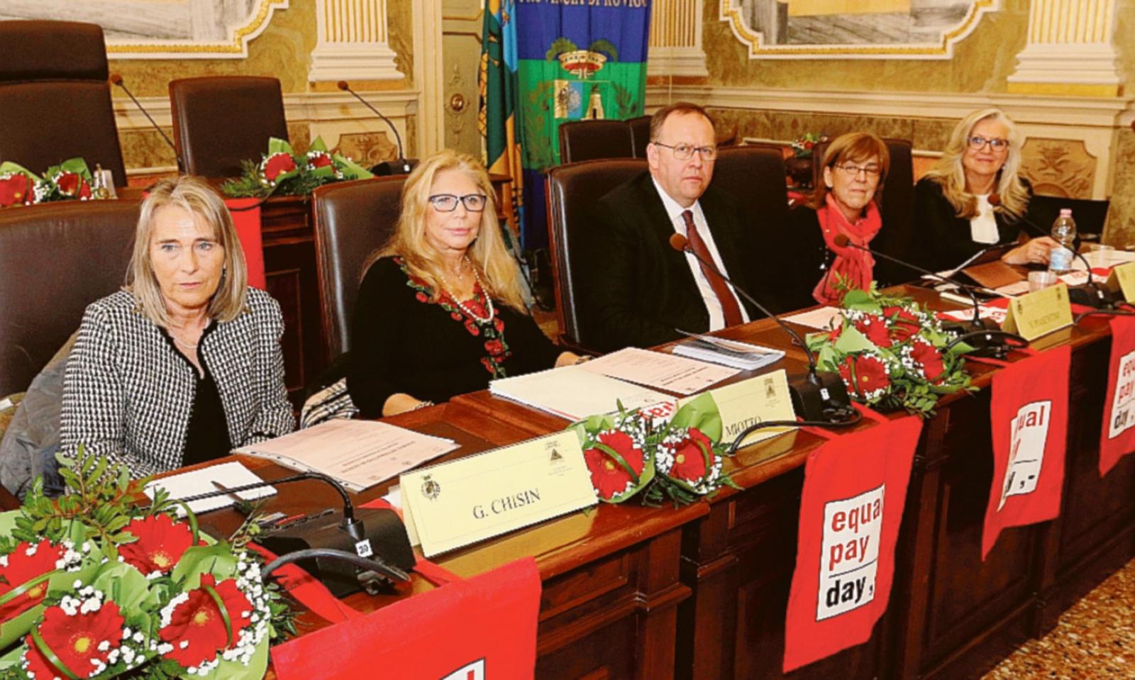 Stesso lavoro: gli uomini guadagnano il 30,6% in pi&ugrave;