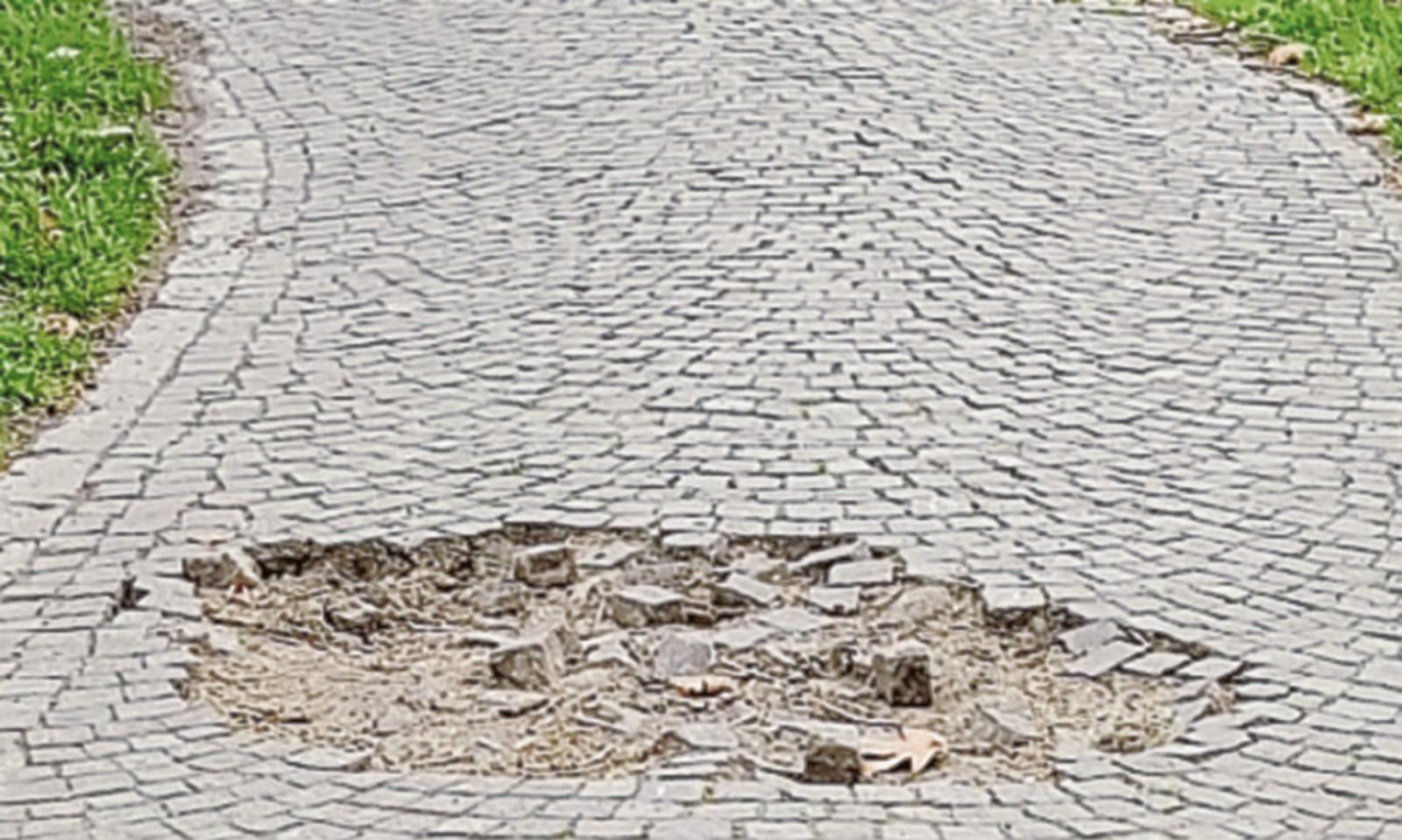 E il porfido va in mille pezzi