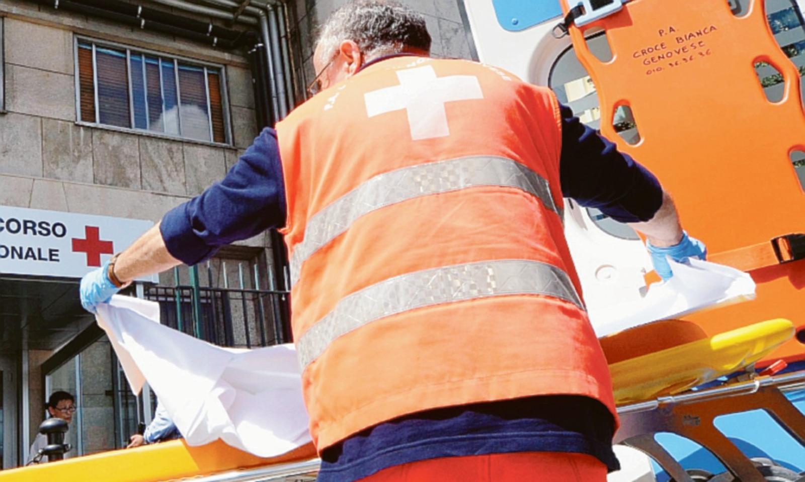 Schiacciato dalla lastra, &egrave; stazionario