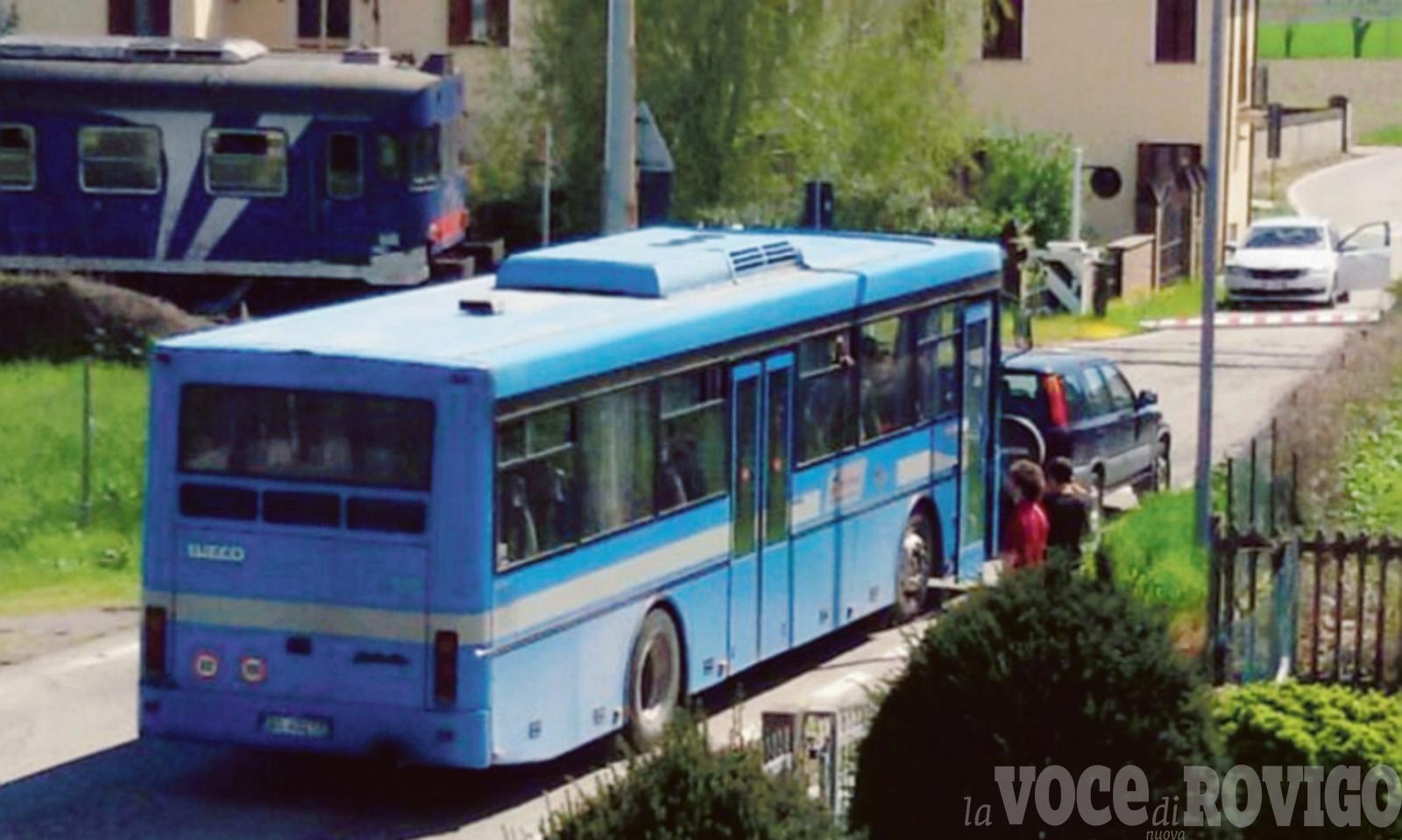 Abbatte le sbarre del passaggio a livello