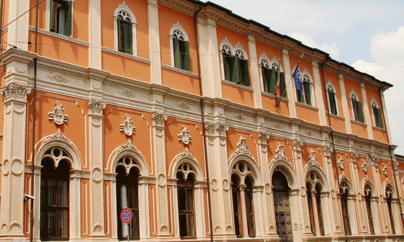 Schiaffi e offese, padre a processo