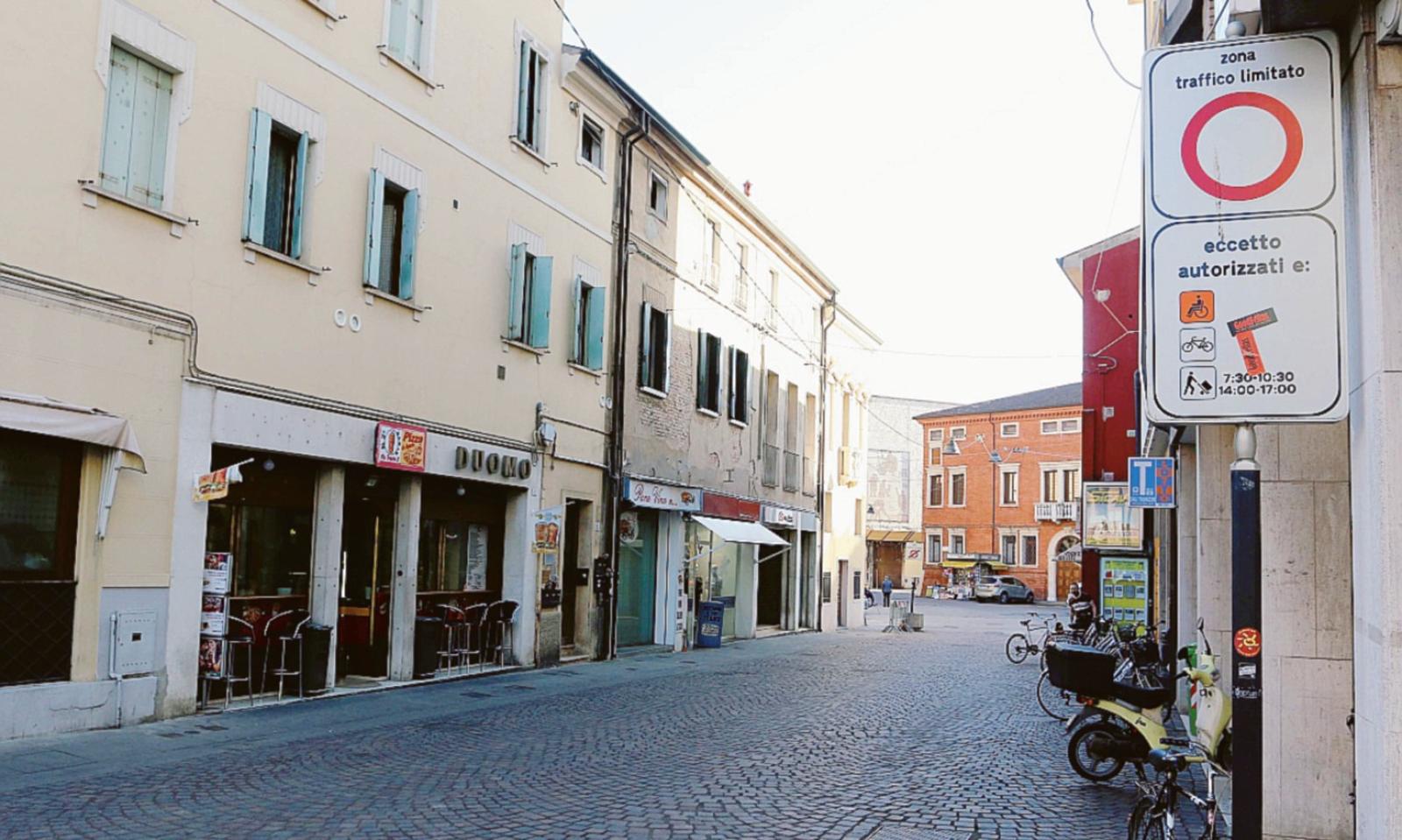Auto in via Trento, dubbi e pericoli