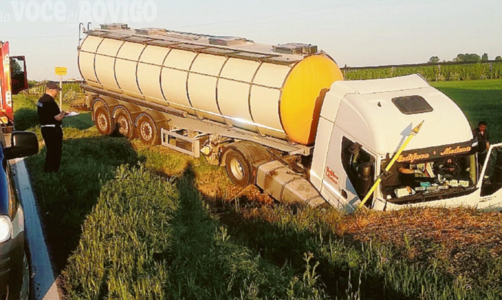 Camion esce di strada momenti di paura