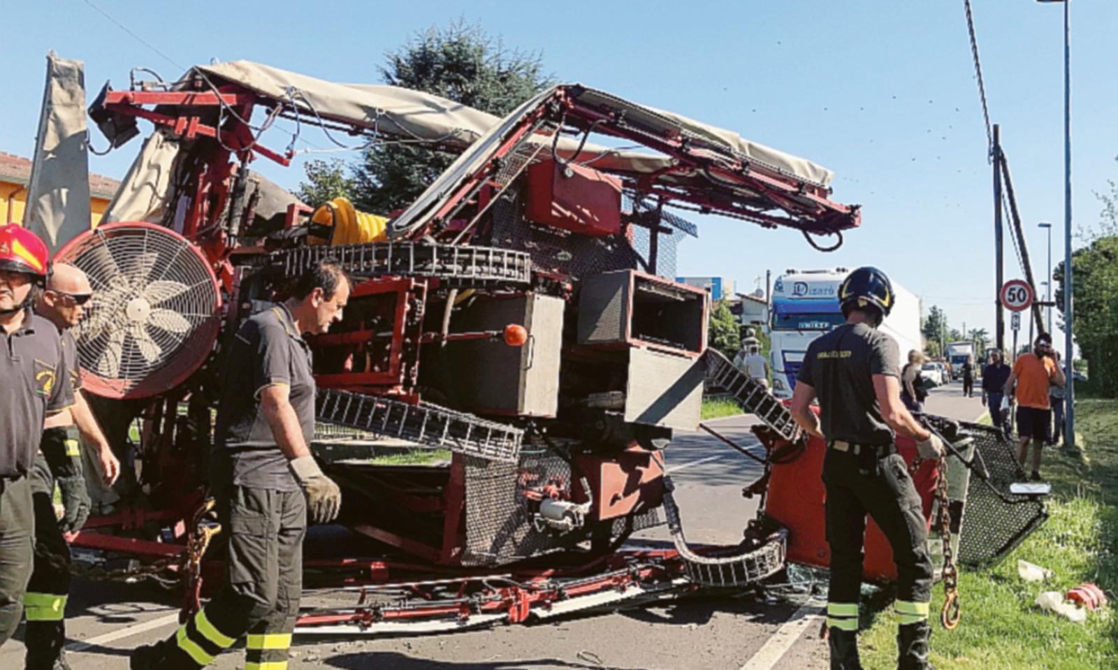 Trattore si ribalta, conducente salvo