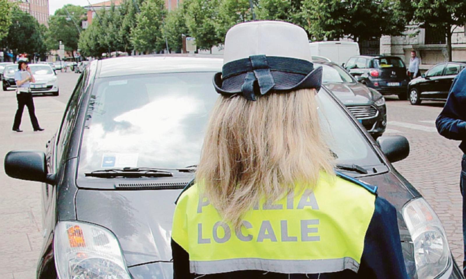 Sosta vietata: decine di auto rimosse dai vigili