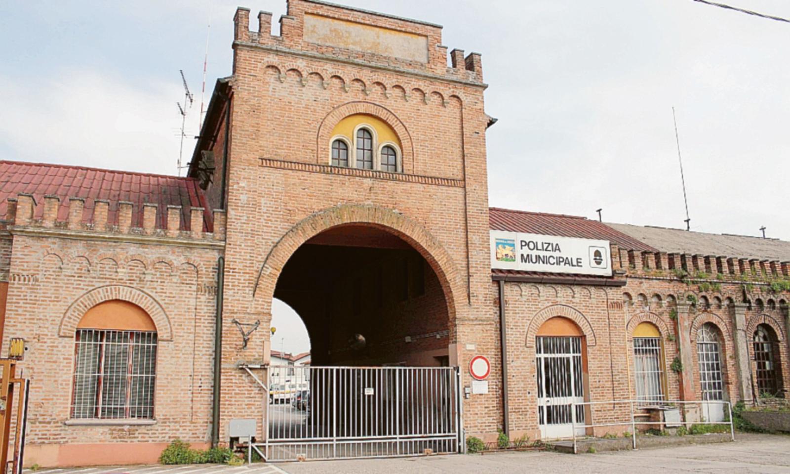 Vigili urbani costretti a scavalcare