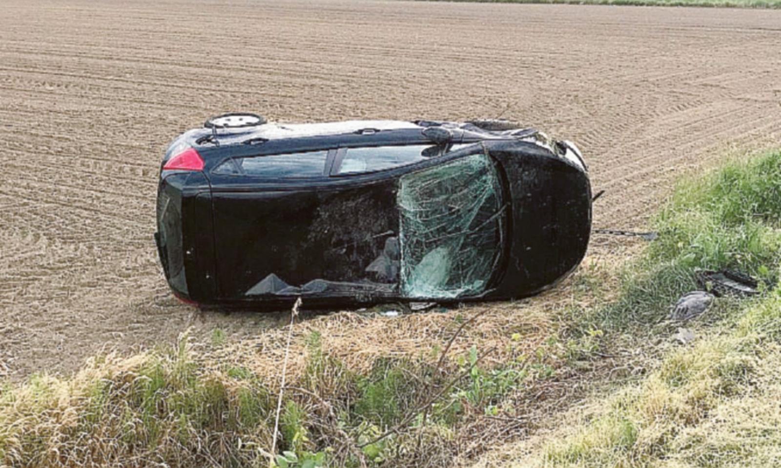 Auto cappottata, momenti di paura