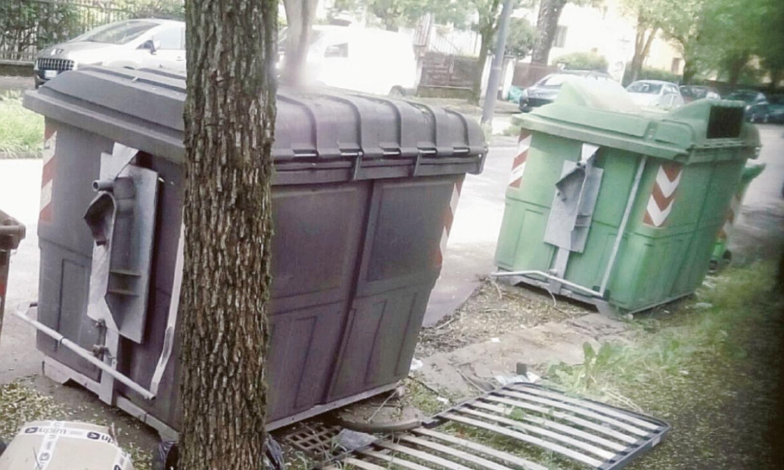 Sparito il cassonetto per la raccolta della carta