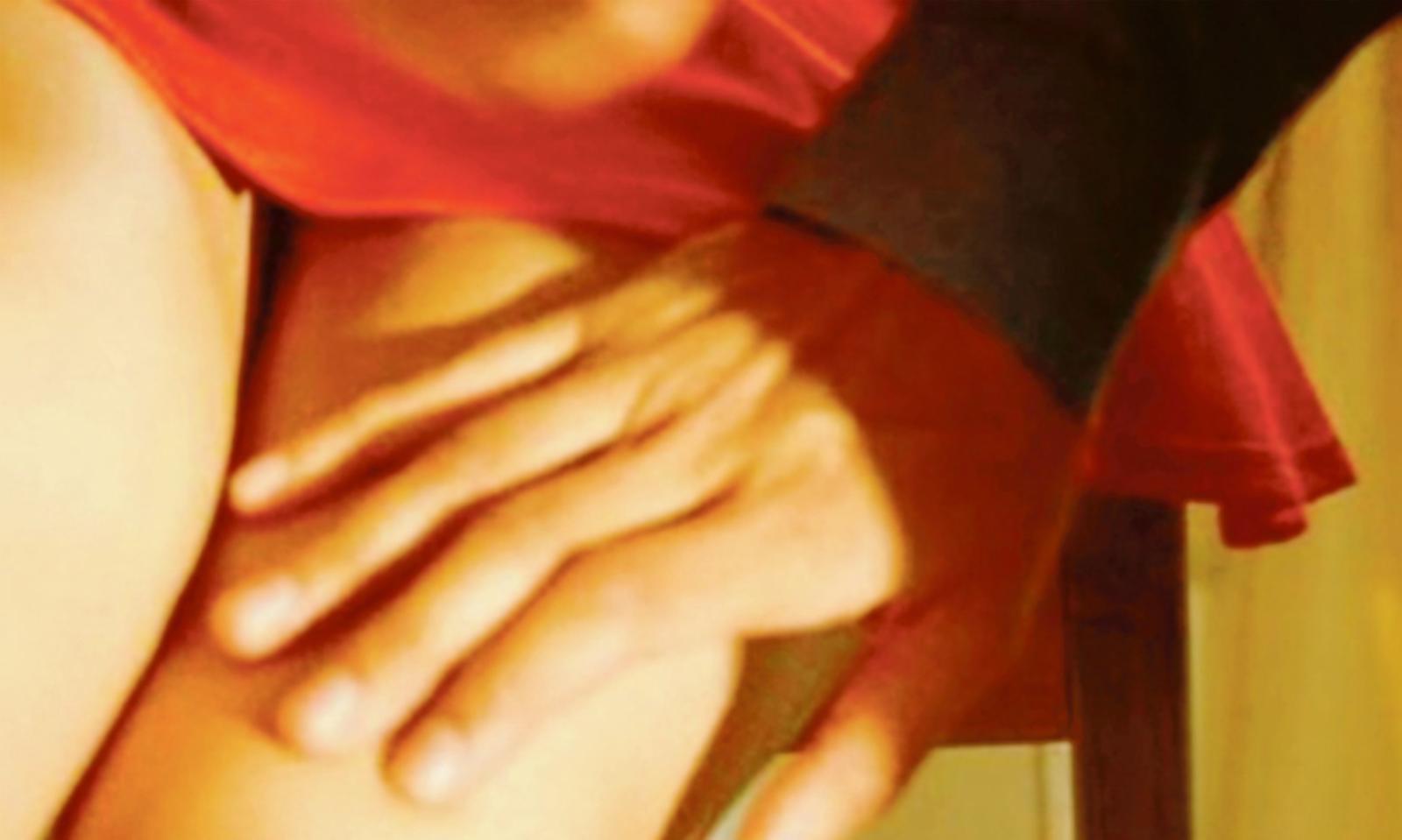 Cerca di molestare la giovane barista