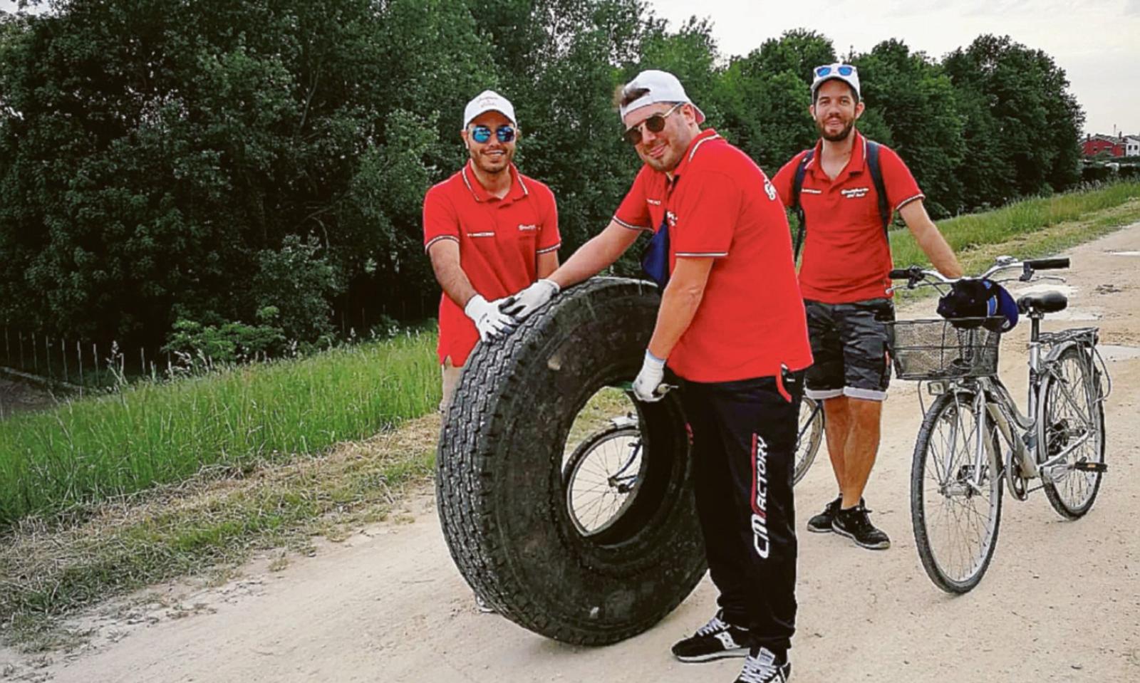 Bici e sacchi per ripulire la citt&agrave;