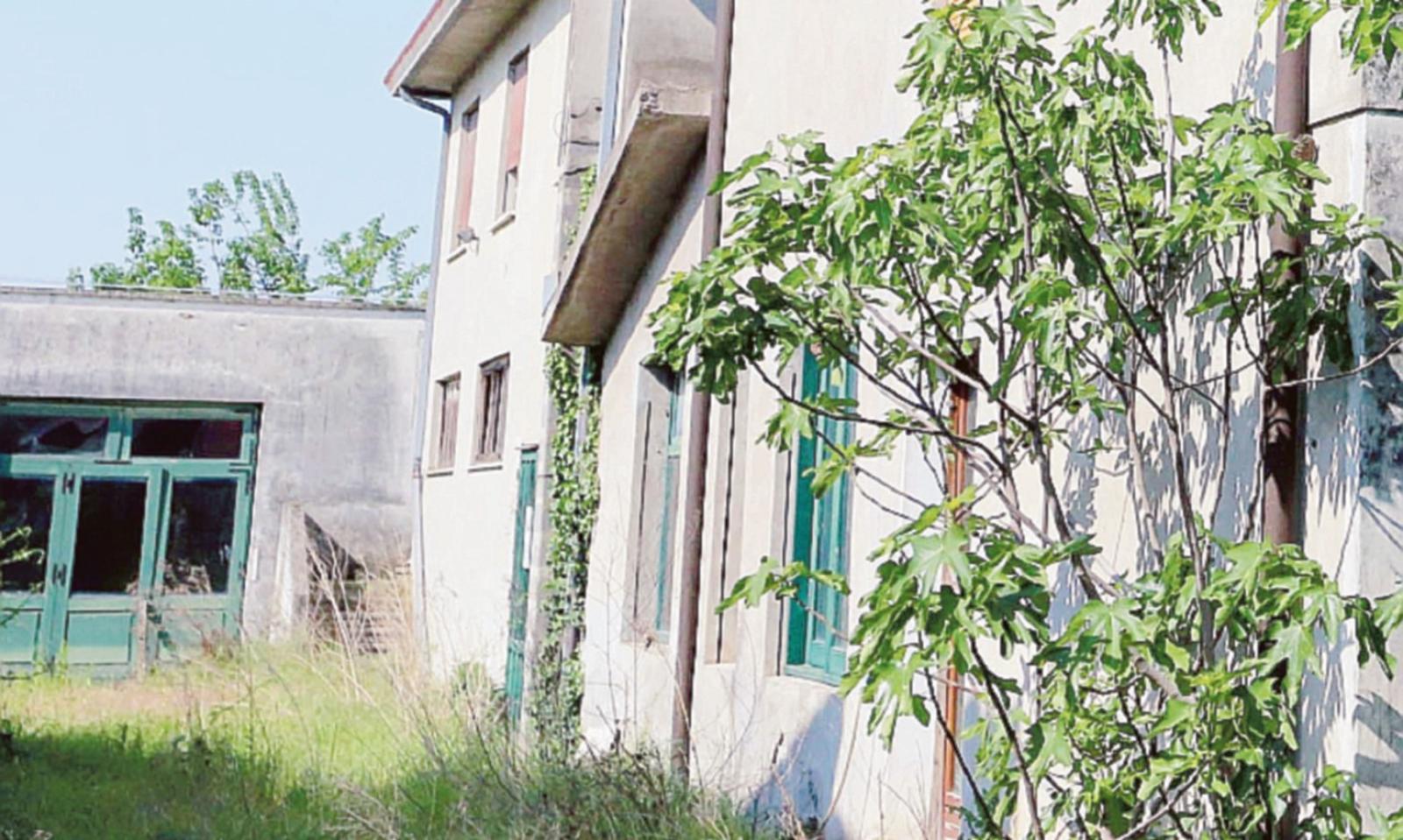 Erba alta e lastre di eternit &egrave; protesta a Granzette