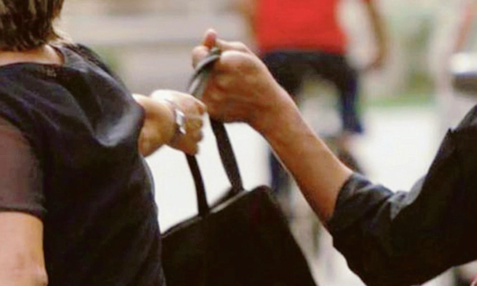 Anziana scippata da due ladre, che le rompono pure una spalla