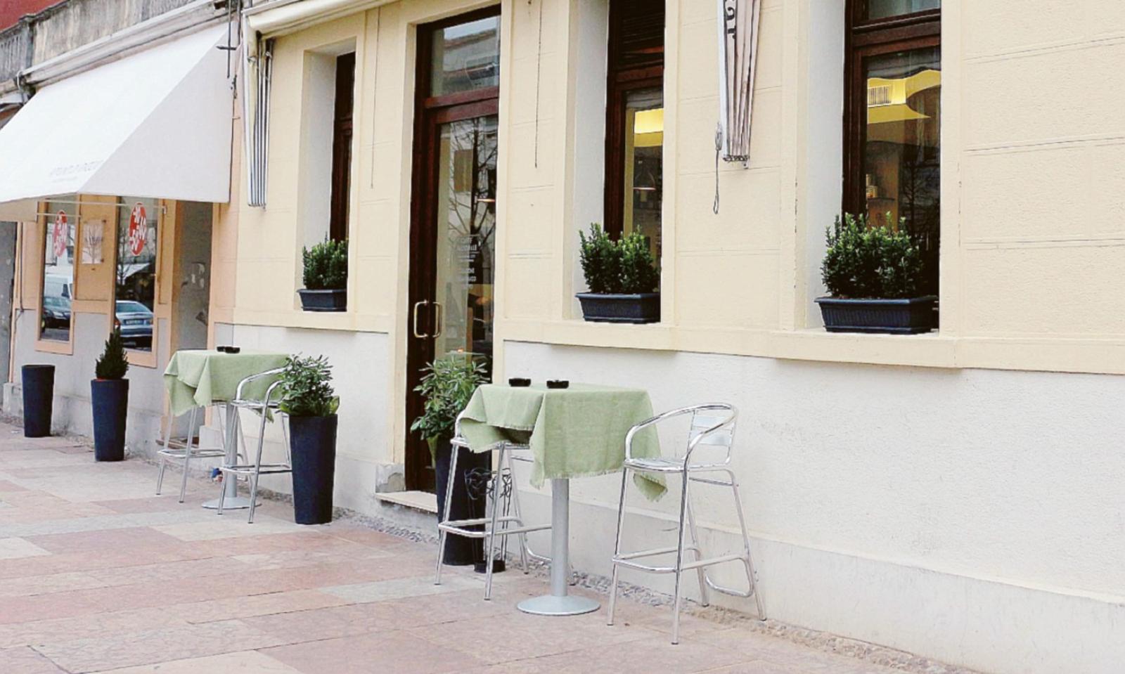 Un tappeto di vetri sul marciapiede