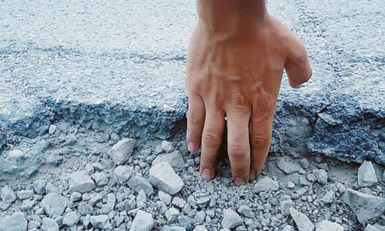 Buche profonde lungo le strade di Villaggio Busonera