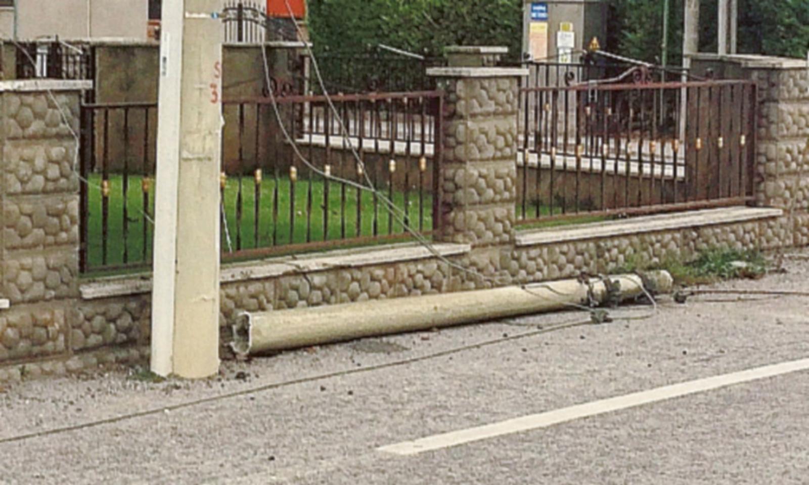 Abbatte il palo del telefono con la mietitrebbia