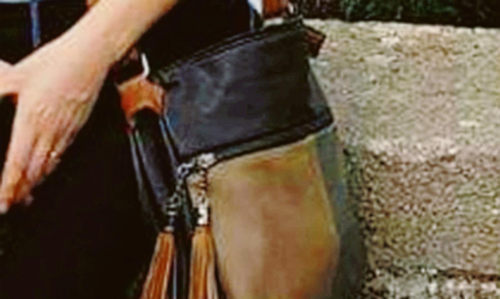 Rompono il vetro dell&rsquo;auto e le rubano la borsa