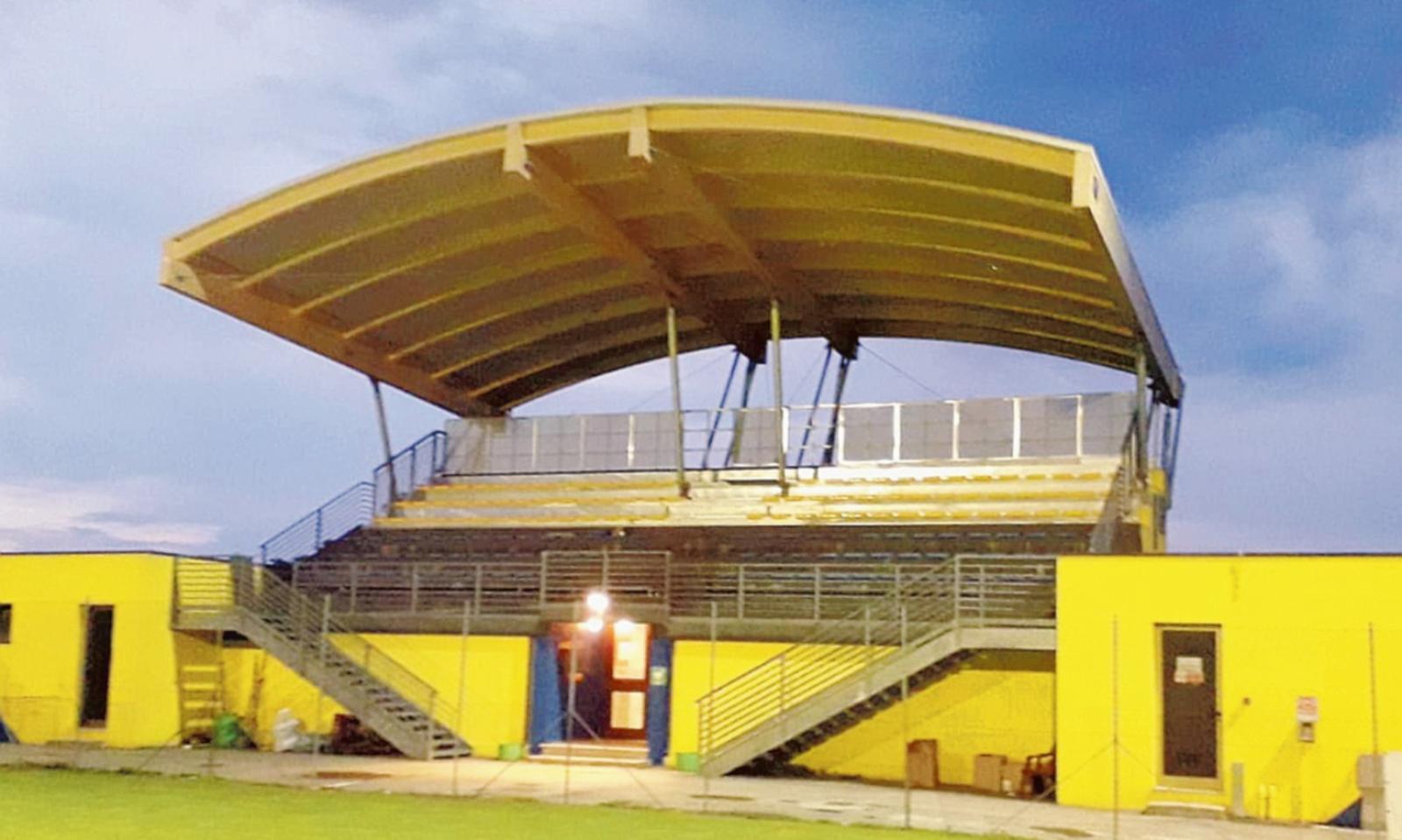 Tribuna coperta e ampliata per il campo sportivo