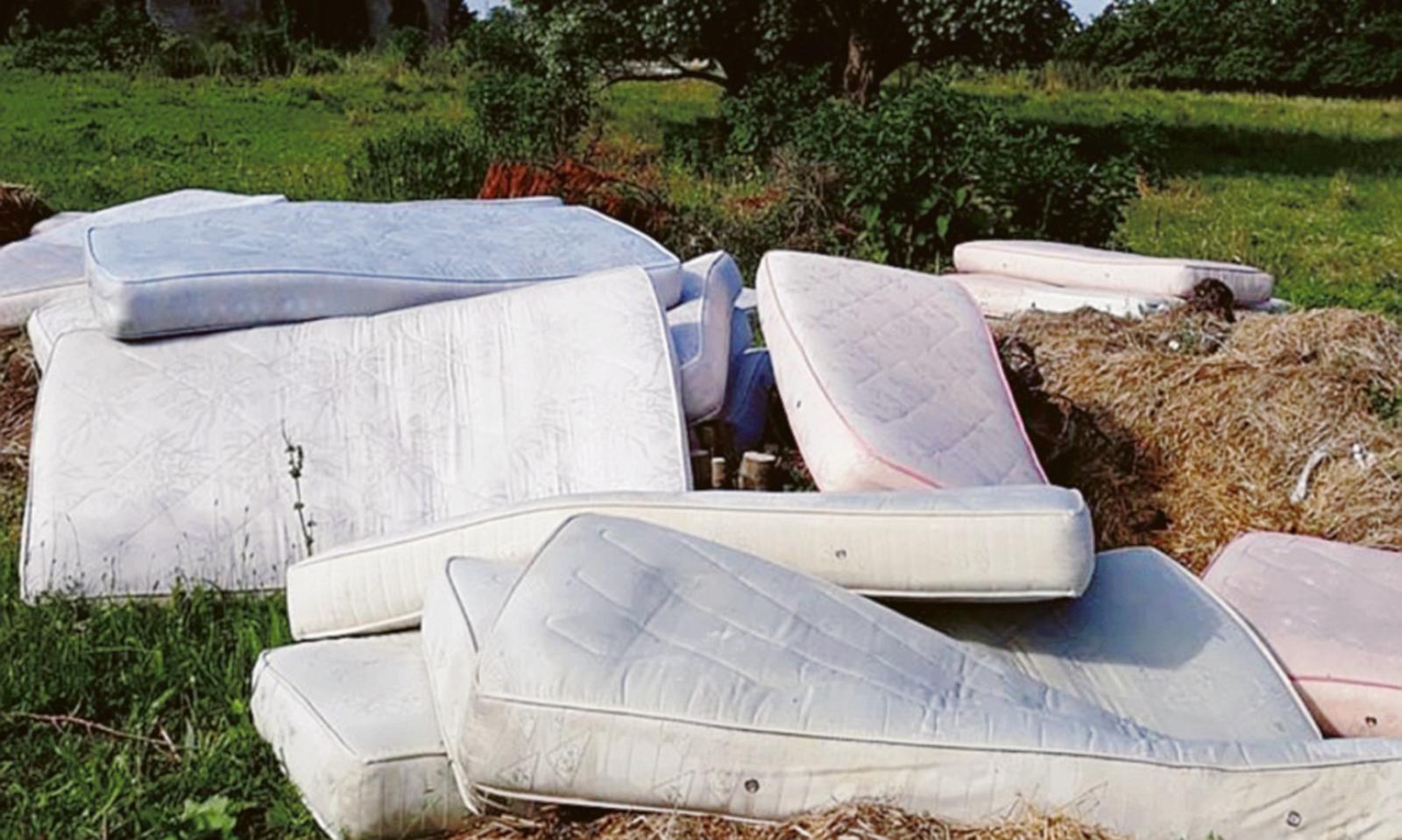 46 materassi deturpano la strada