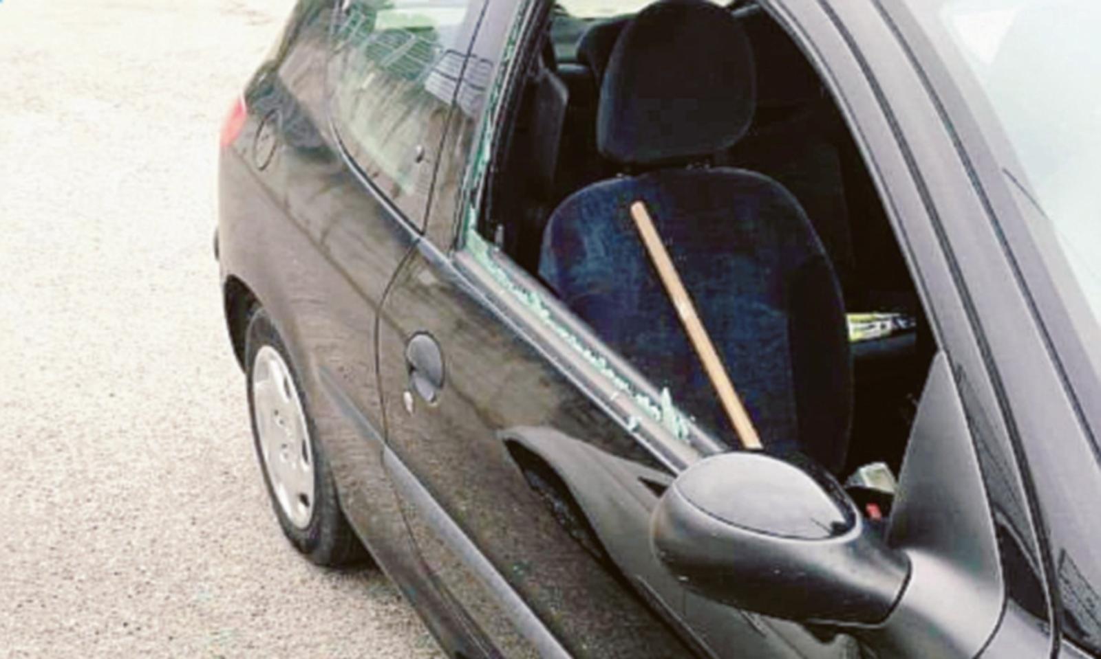 Spaccano il vetro dell&rsquo;auto per rubare degli zaini