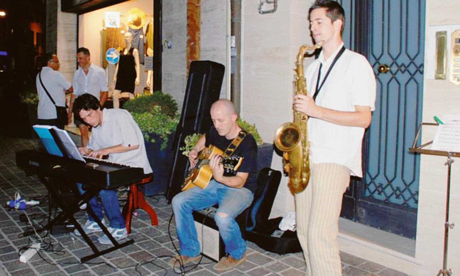 Notte di saldi, scontro sulla musica