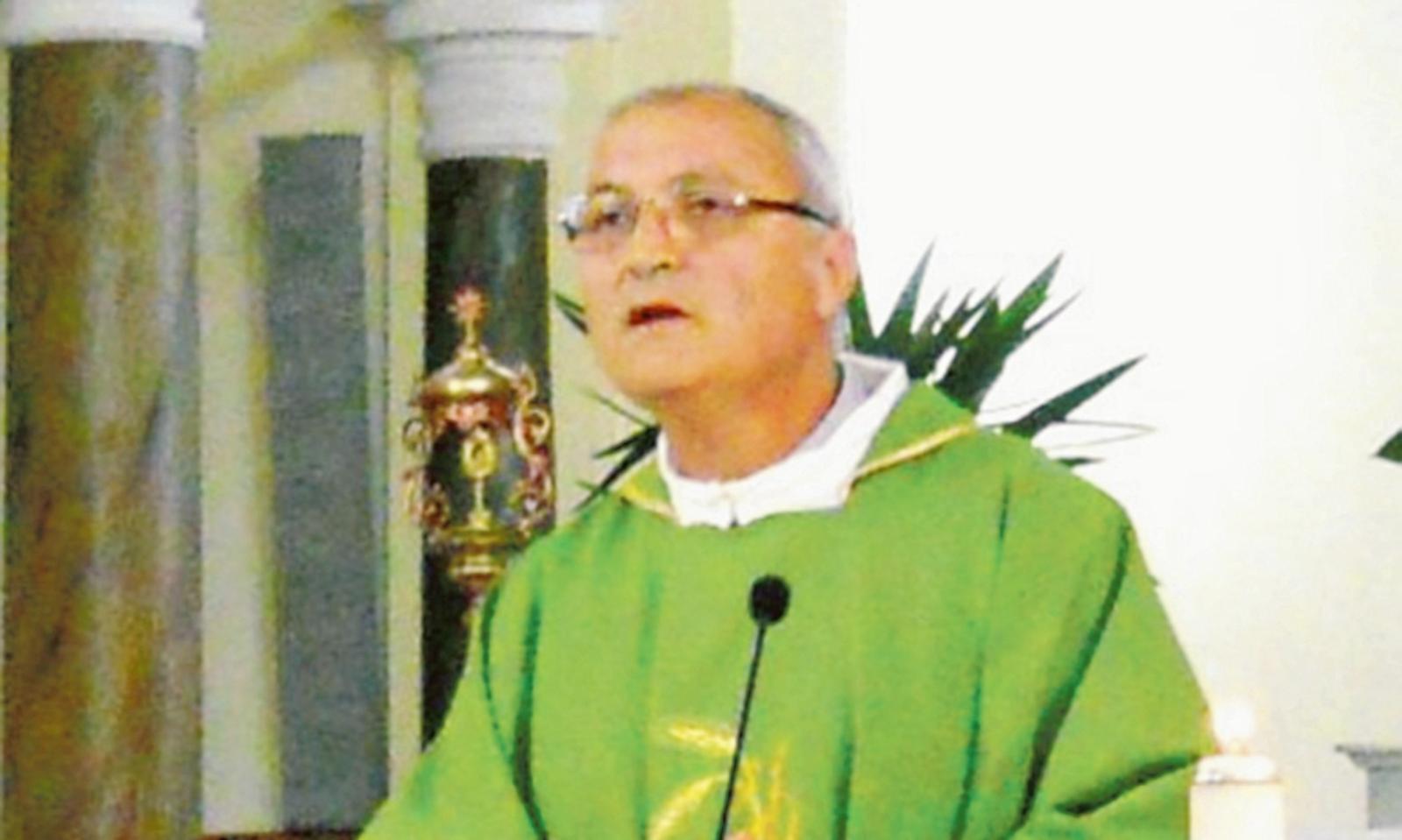 Il parroco benedice il bacio collettivo