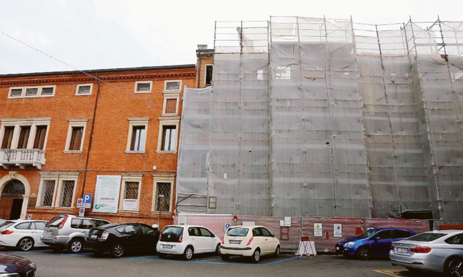 Sulla piazza incombe il ponteggio