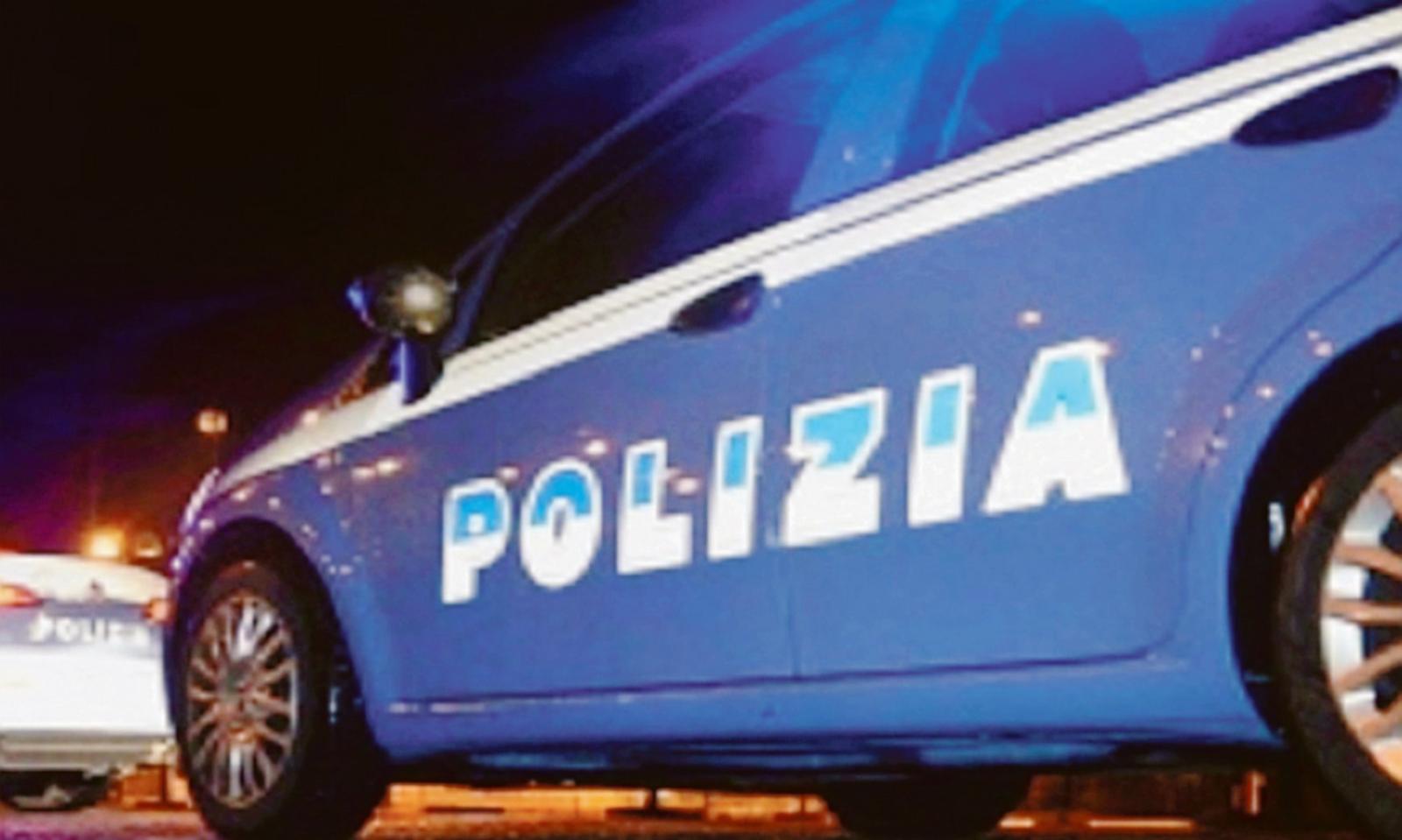 Attraversano fuori dalle strisce, li sgrida: picchiato e derubato