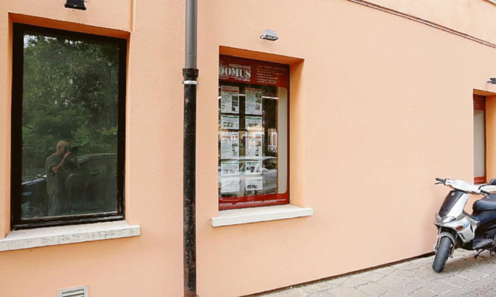 Furto con scasso nell&rsquo;agenzia 'Domus' in piazza Merlin