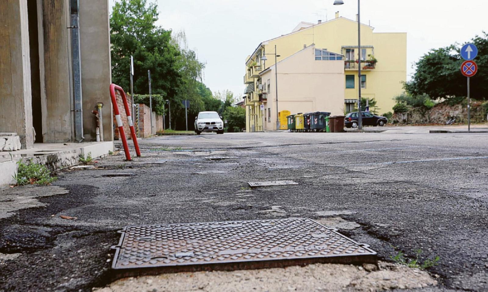 Via Boscolo tra le buche e i rifiuti