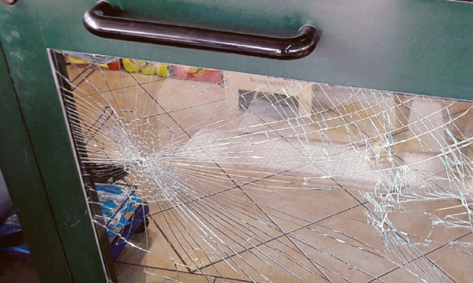 Spaccata in pieno giorno, i ladri scappano con la cassa