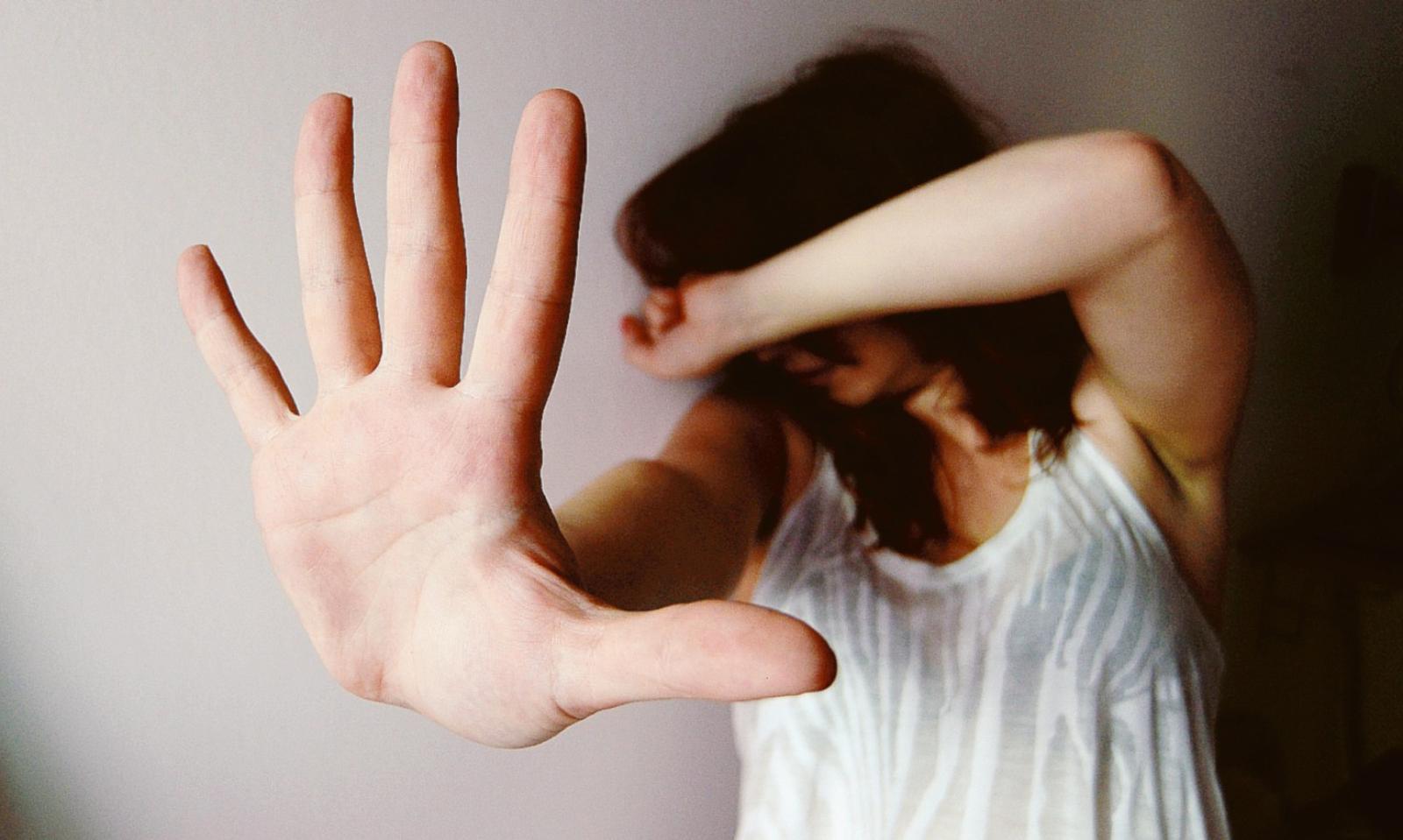 Scoperta con l'amante dal marito, inventa uno stupro 