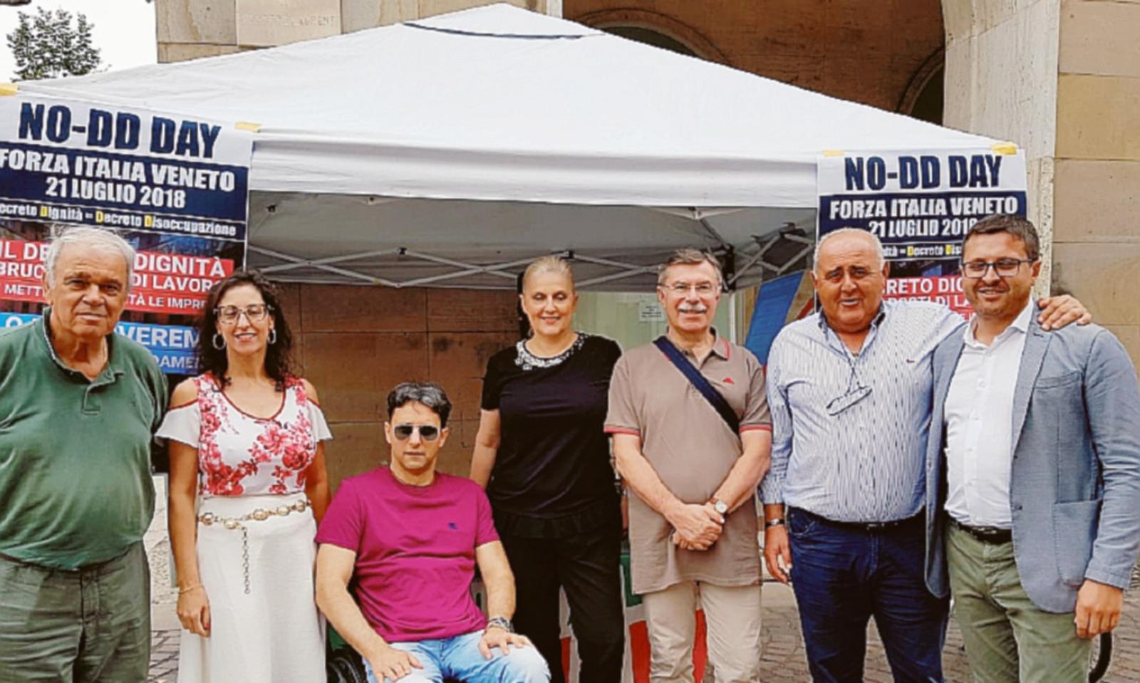 Forza Italia raccoglie firme contro il decreto dignit&agrave;