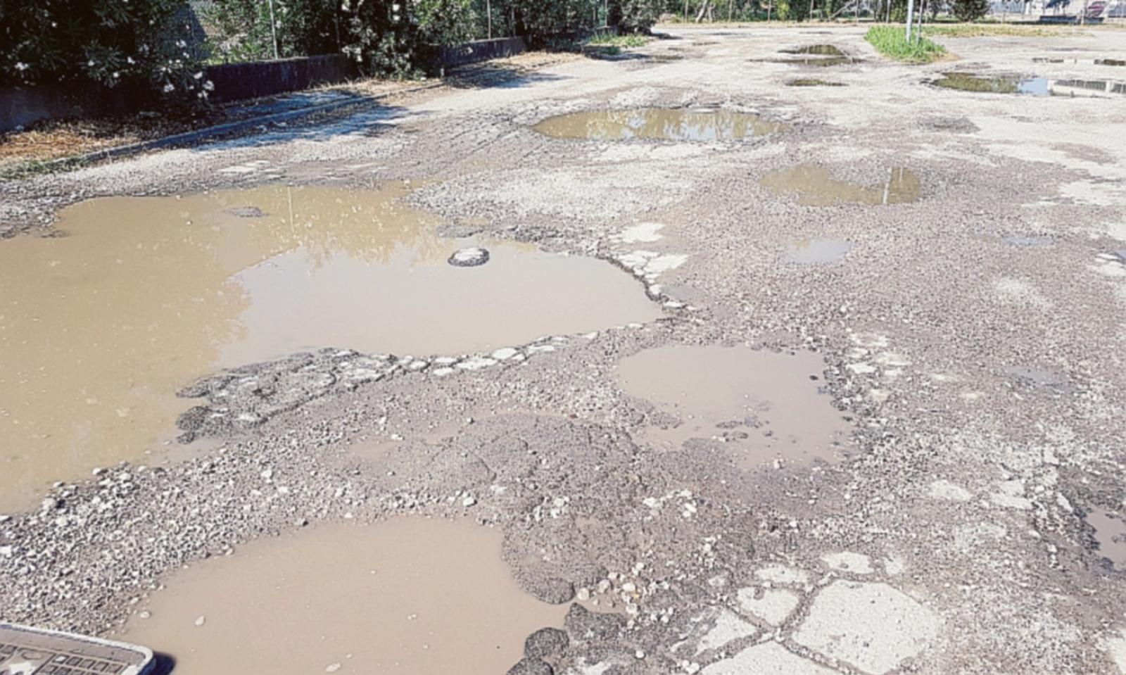 &ldquo;Strade gruviera ed erba alta grazie, sindaco, del degrado&rdquo;