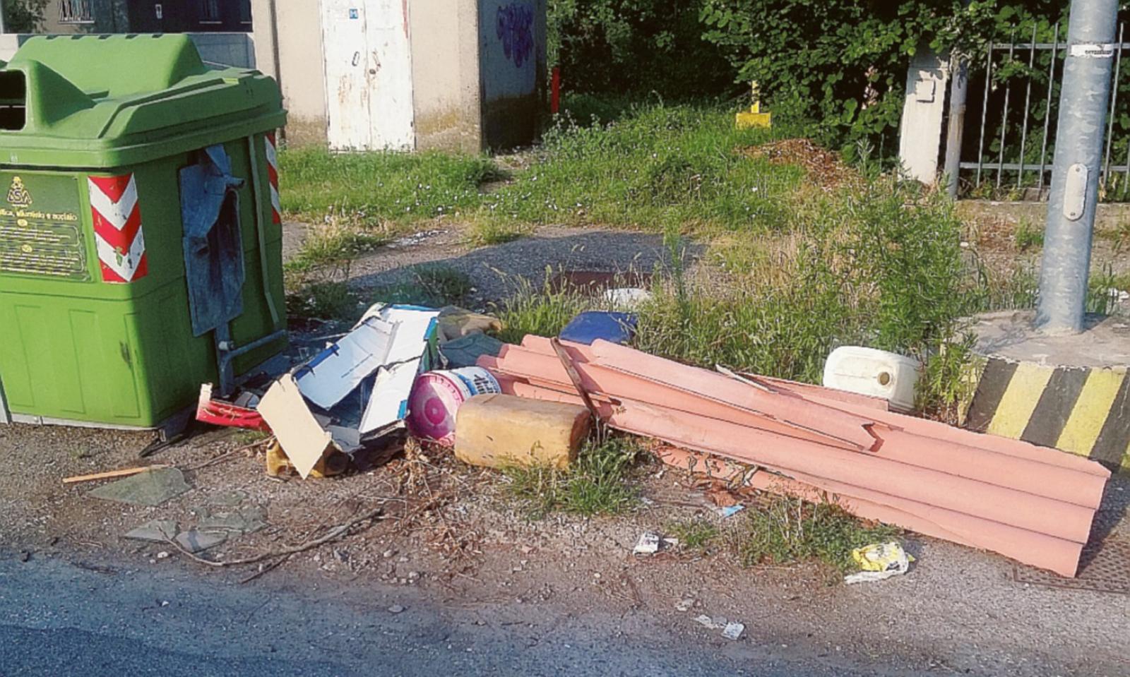 Lastre d&rsquo;eternit lasciate per strada