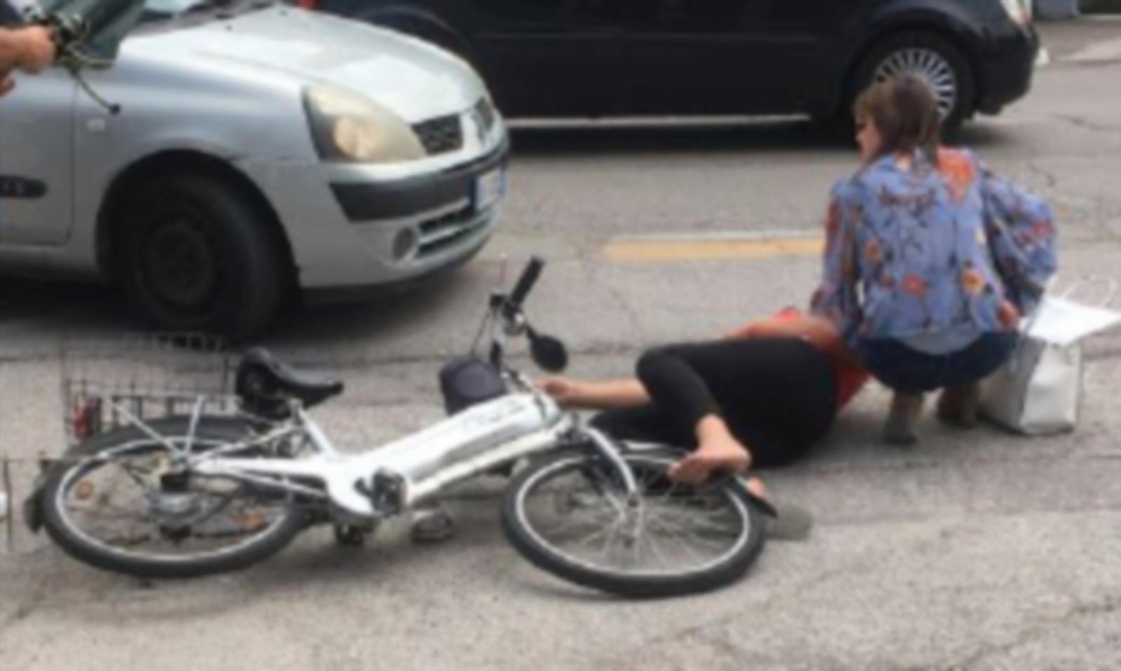 Incidente, donna sbalzata dalla bicicletta