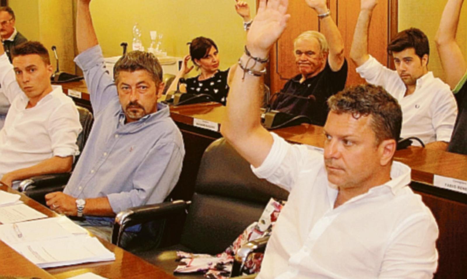 Sedersi sui monumenti s&igrave;, arrampicarsi no