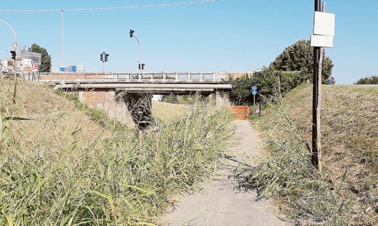 Sottopasso bloccato nel degrado